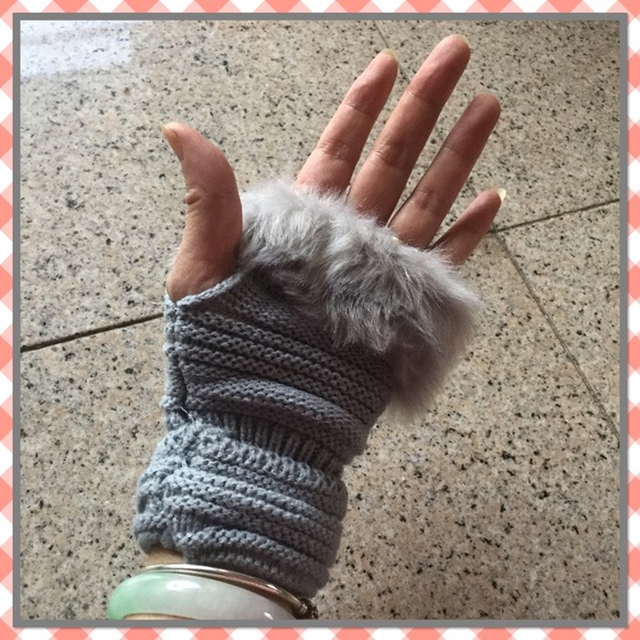 Gray faux rabbit fur wrist fingerless gloves - Picture 2 of 2
